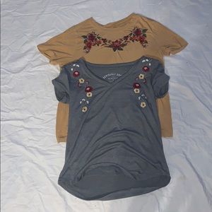 2 floral T-shirts